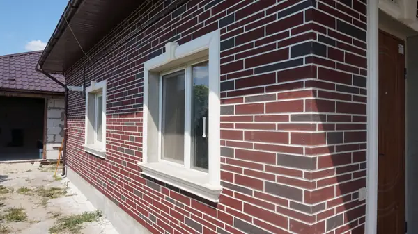 Červený cihlový obklad